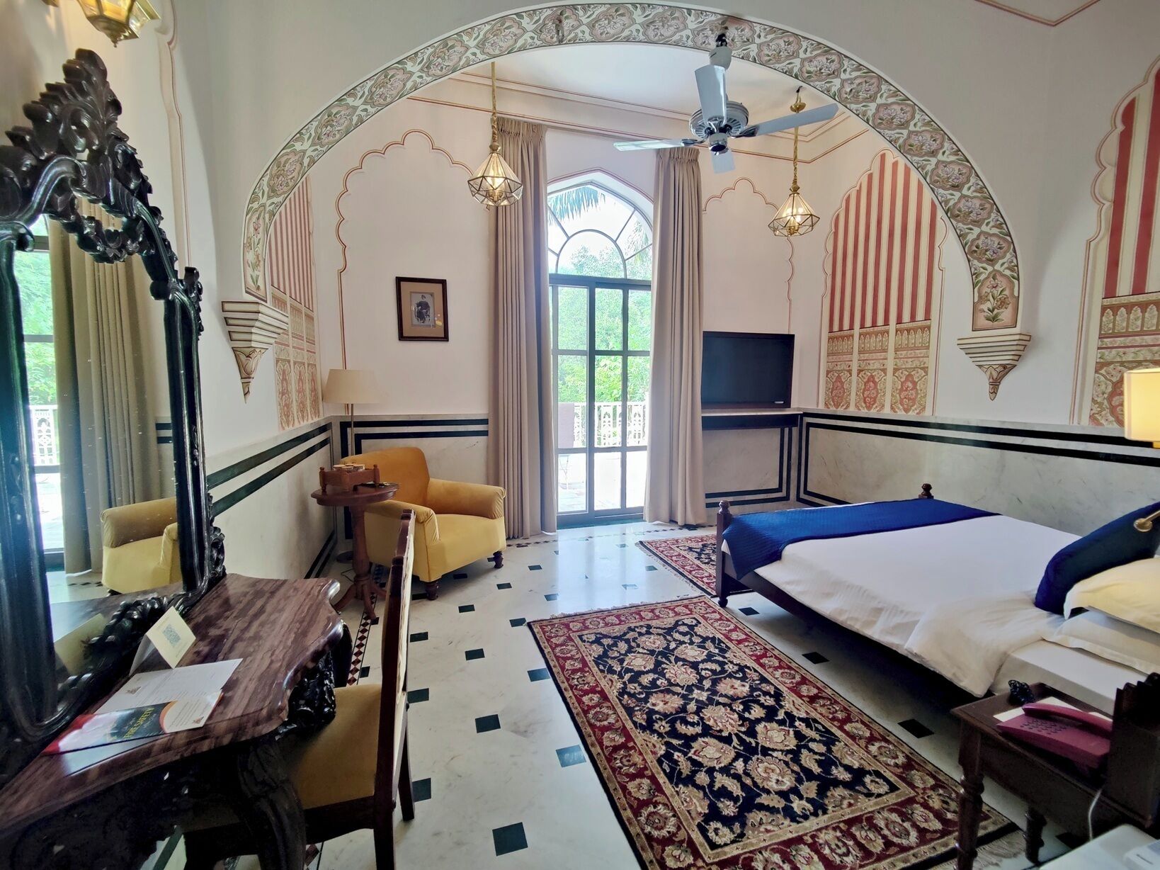 Habitación superior | Decoración personalizada, escritorio, wifi gratis y ropa de cama 