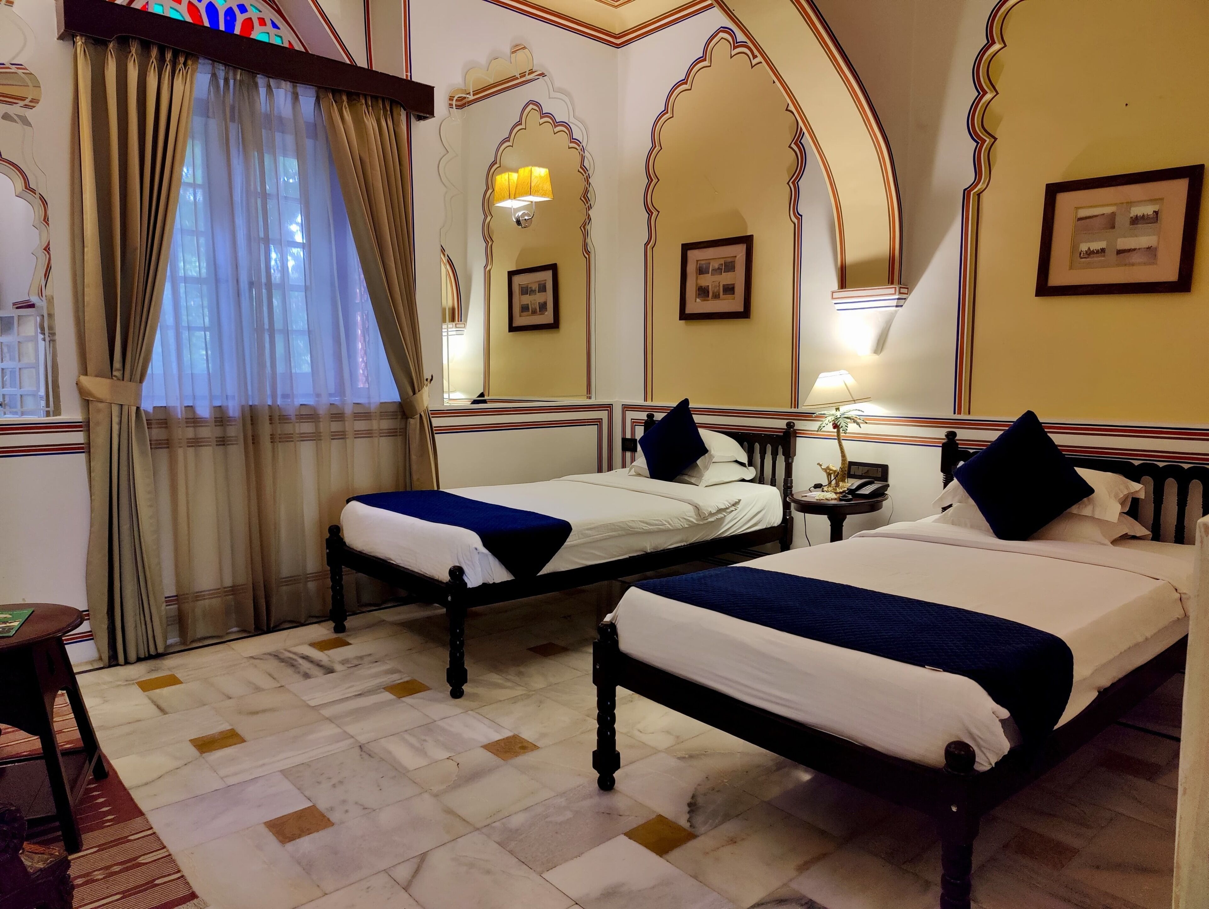 Habitación clásica con 2 camas individuales | Decoración personalizada, escritorio, wifi gratis y ropa de cama 