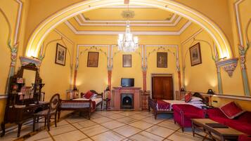 Kanota Suite | Individually decorated, desk, free WiFi, bed sheets