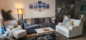 Een smart-tv en boeken