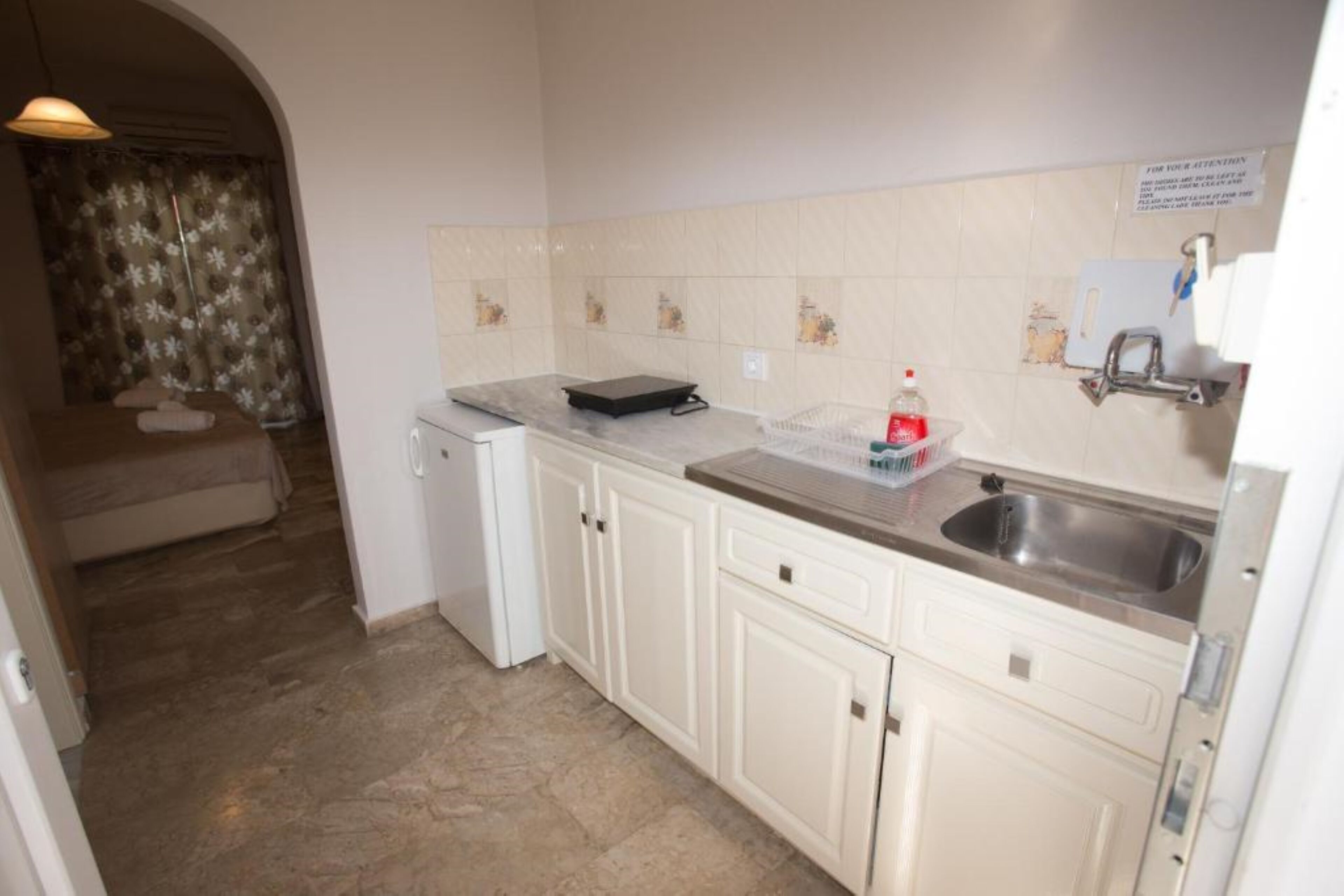 Studio | Yksityinen keittiö | Jääkaappi, vedenkeitin, keittoastiat/astiat/ruokailuvälineet