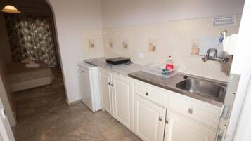 Monolocale | Cucina privata | Frigorifero, bollitore elettrico, pentole/stoviglie/utensili