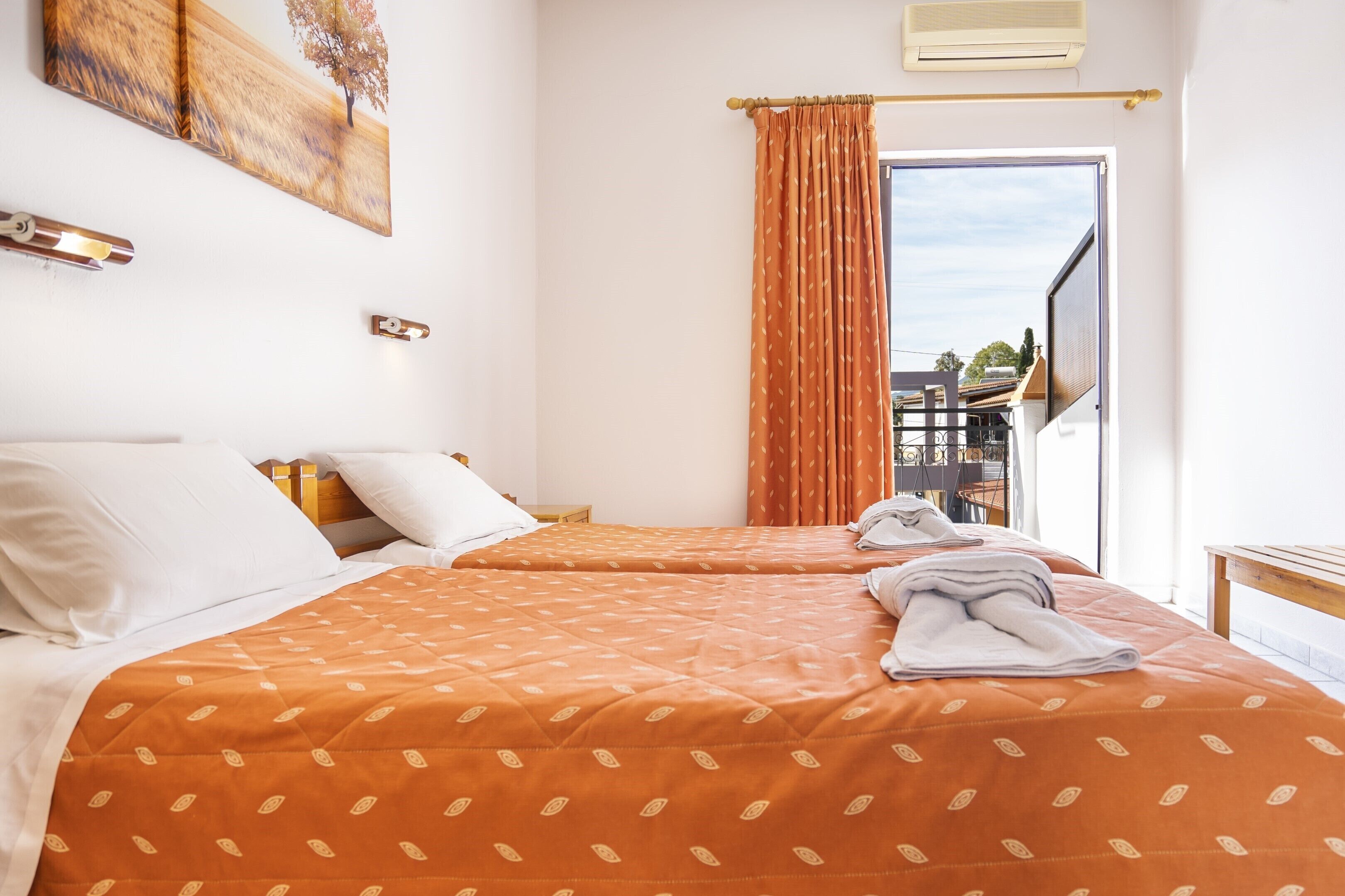 Cunas gratuitas, wifi gratis, ropa de cama