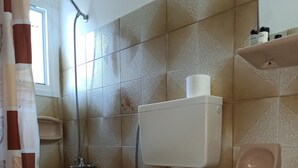 A bathroom with a toilet, bidet, and shower. - Dionisos Apartments (Corfu)