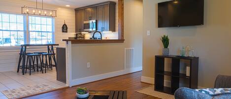 TV connectée, cheminée, livres