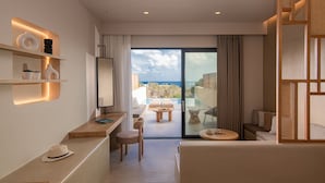 Una habitación de hotel moderna con balcón, un escritorio, una silla y un sofá.