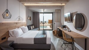Habitación de hotel moderna con cama, escritorio y zona de estar.