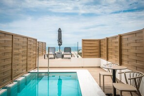 Suíte júnior, piscina particular | 1 quarto, roupas de cama premium, Wi-Fi de cortesia, roupa de cama