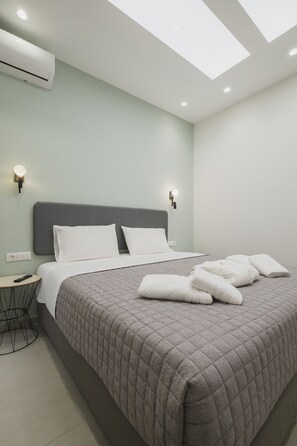 City-Zimmer | Individuell dekoriert, individuell eingerichtet, Schreibtisch