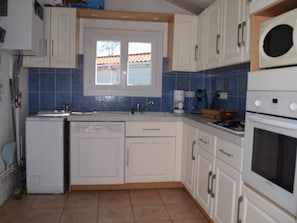 Coffee/tea maker, microwave, dishwasher