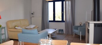 Cozy Beachside Home with Terrace, 5 Guests, Near Shops and Beach