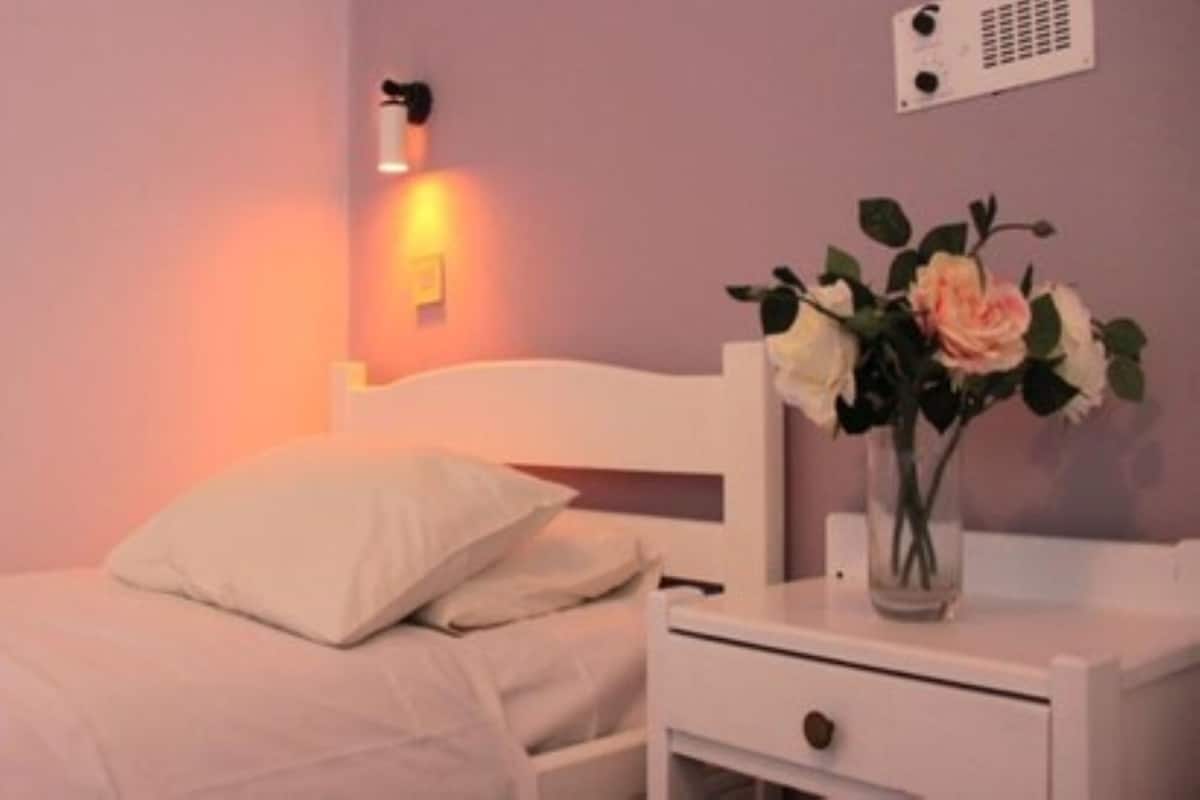 1 bedroom, travel cot, free WiFi, bed sheets