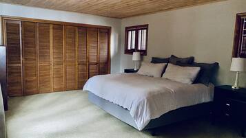 3 bedrooms, desk, iron/ironing board, travel crib