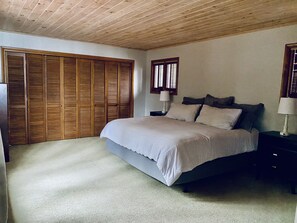 3 chambres, bureau, fer et planche à repasser, lit de bébé portatif