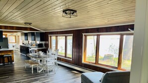 Una cocina amplia con armarios de madera y un comedor con una mesa y sillas.