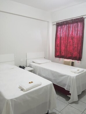 Habitación económica con 1 cama matrimonial o 2 individuales | Minibar, espacio para trabajar con laptop, wifi gratis y ropa de cama 