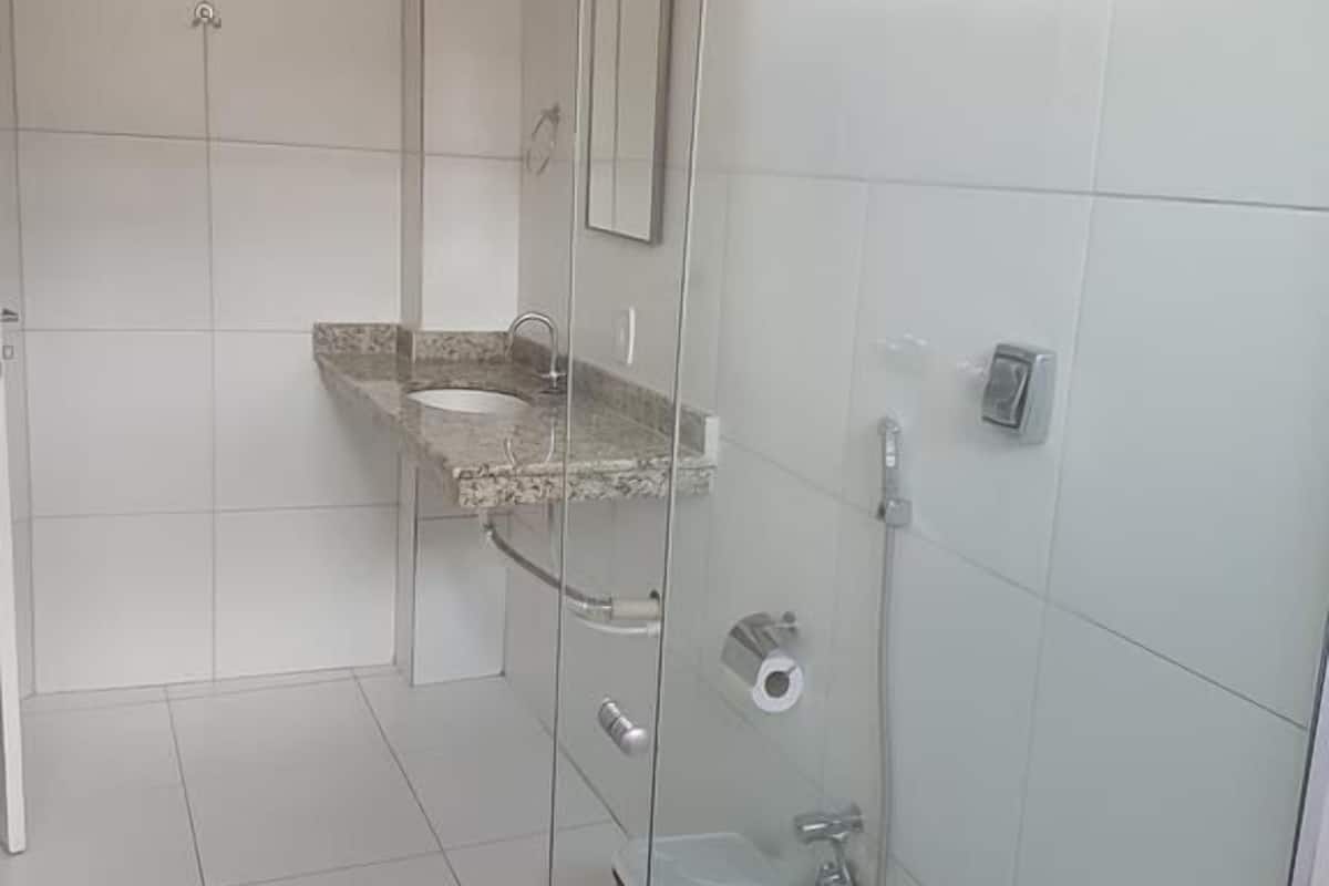 Buồng tắm vòi sen, khăn tắm