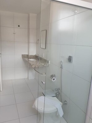 Shower, towels - Leal Clasic Hotel (Itabuna)