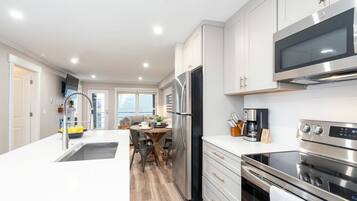 Full-size fridge, microwave, oven, stovetop