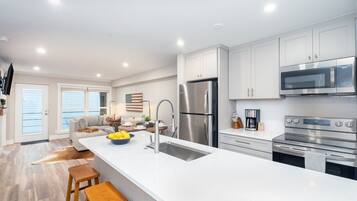 Full-size fridge, microwave, oven, stovetop