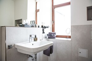 Shower, hair dryer, towels, soap - Haus Felix FeWo Spitzhausblick (Radebeul)