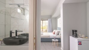 Casa de banho moderna com lavatório preto, espelho e zona de duche.