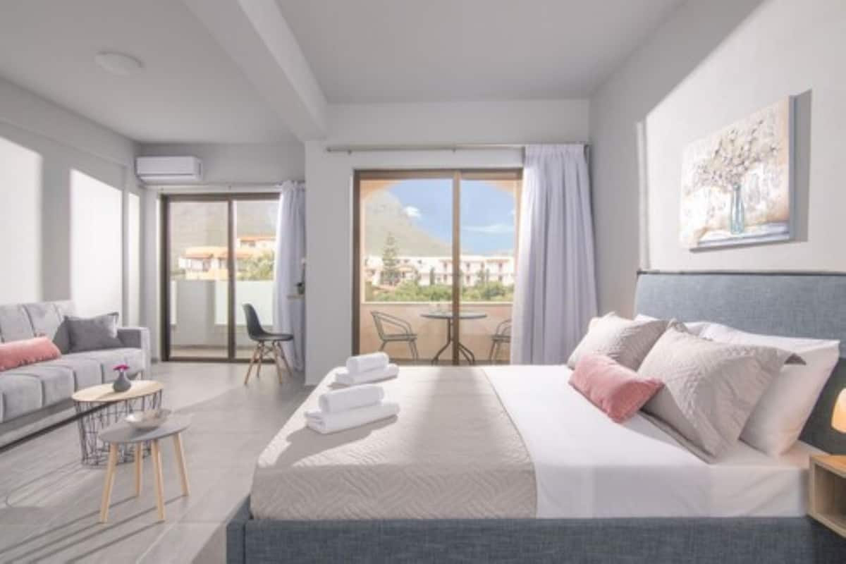 Quadruple Room | In-room safe, blackout drapes, free cribs/infant beds, free WiFi