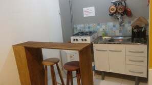 Cooktop, cafeteira/chaleira, torradeira, liquidificador