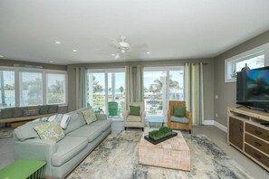 House, 6 Bedrooms | Living area