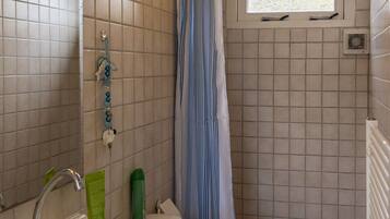 Douche, savon, papier toilette