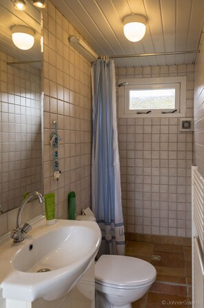 Regadera, jabón, papel de baño 