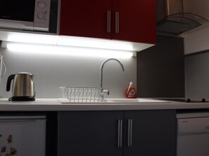 Een koelkast, een microgolfoven, een kookplaat, een vaatwasser