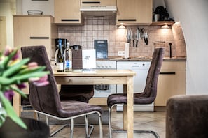 Fridge, oven, stovetop, dishwasher