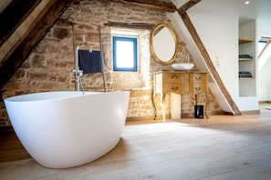 Badewanne, Haartrockner, Handtücher, Seife