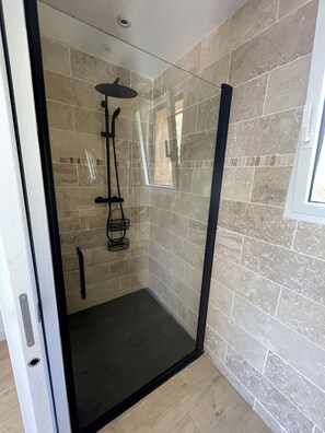 Dusche, Haartrockner, Handtücher, Seife