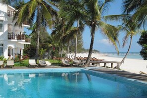 حمّام سباحة خارجي