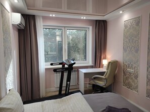 2 bedrooms, desk, iron/ironing board, free WiFi