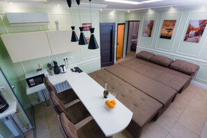 3 habitaciones, escritorio, tabla de planchar con plancha y wifi gratis 
