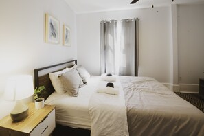 3 habitaciones, escritorio y tabla de planchar con plancha 