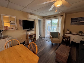 Televisión, libros y monitor de computadora