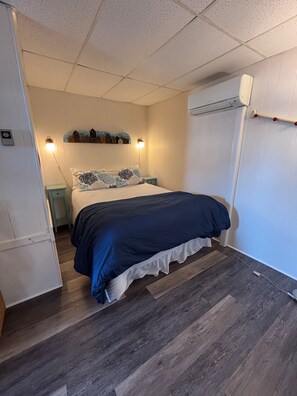 2 bedrooms, desk, iron/ironing board, WiFi