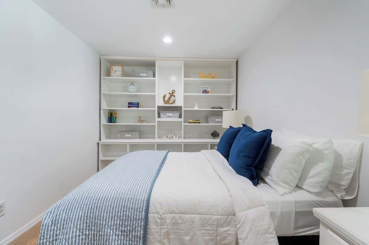 4 sovrum, skrivbord, strykjärn/strykbräda och resesäng