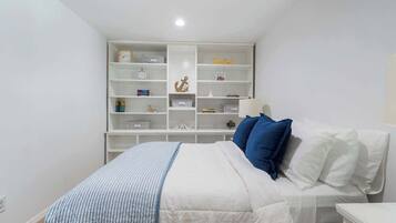 4 sovrum, skrivbord, strykjärn/strykbräda och resesäng