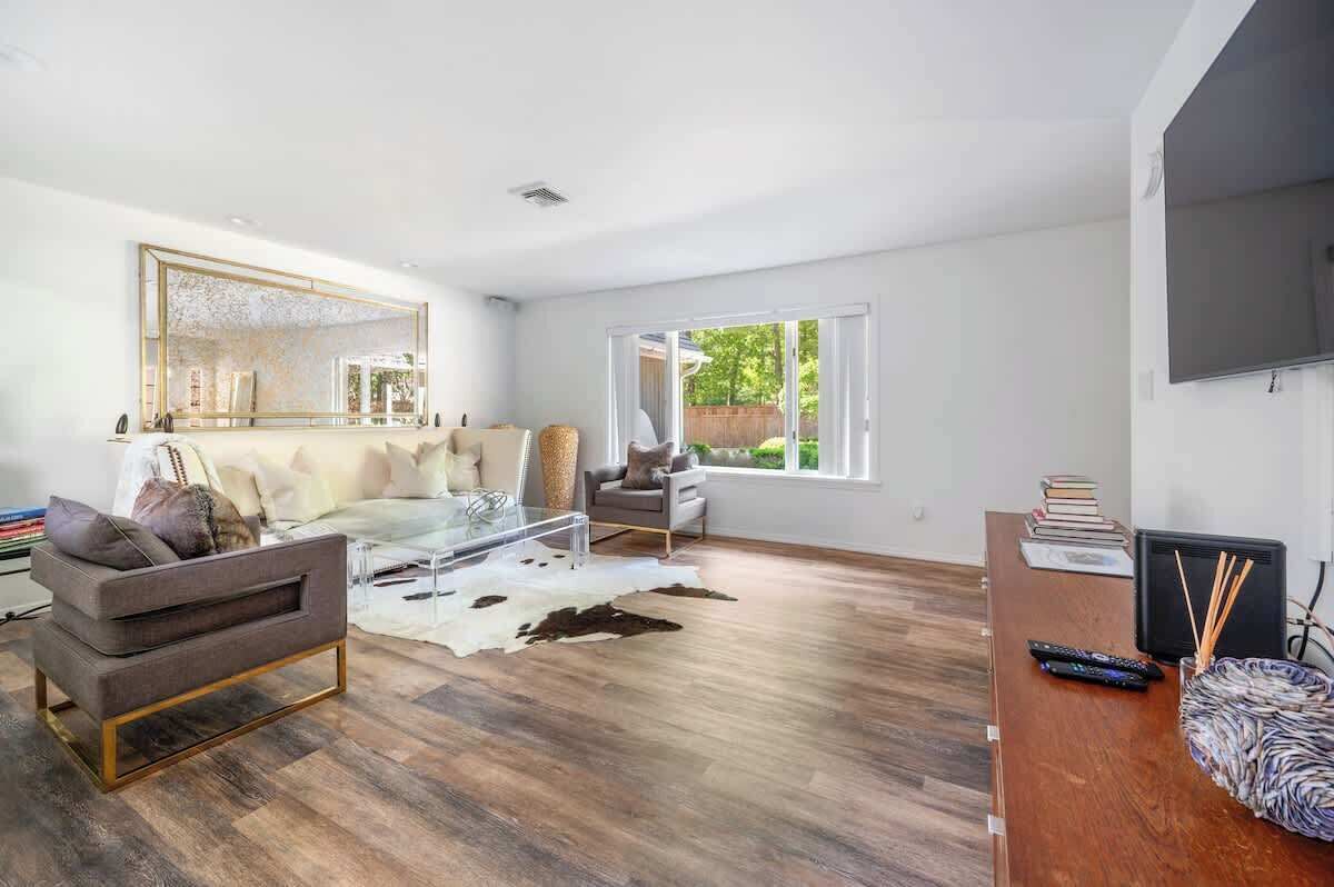 Smart TV, fireplace, offices