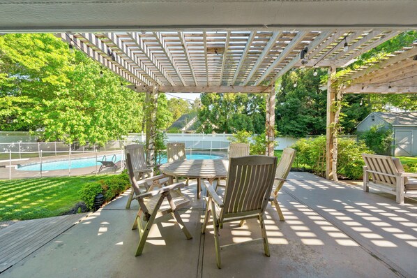 Outdoor dining - Villa Luz: Cozy Family Home with Jacuzzi Year-round & Heated Pool in Summer (Hampon Bays)