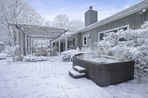 Terrace/patio - Villa Luz Home for US Open visitors w private pool (Hampon Bays)