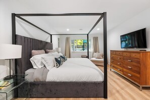 4 bedrooms, desk, iron/ironing board, travel crib - Villa Luz: Cozy Family Home with Jacuzzi Year-round & Heated Pool in Summer (Hampon Bays)