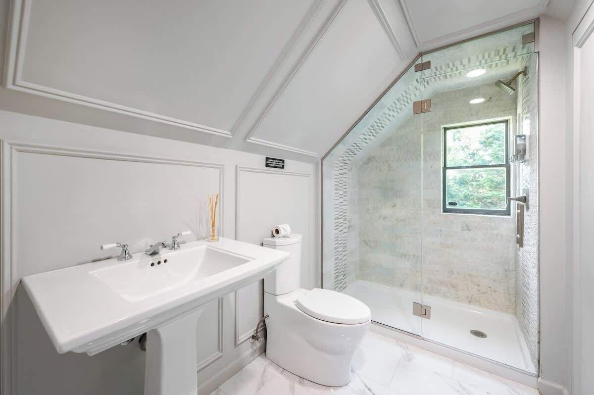 Een douche, een haardroger, handdoeken, shampoo