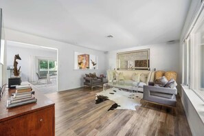 Smart TV, offices - Villa Luz Home for US Open visitors w private pool (Hampon Bays)