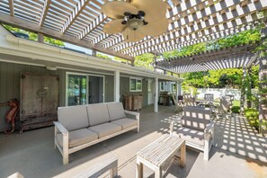 Outdoor dining - Villa Luz: Cozy Family Home with Jacuzzi Year-round & Heated Pool in Summer (Hampon Bays)